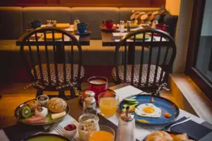 HENRI Düsseldorf A table with plates of food and drinks.