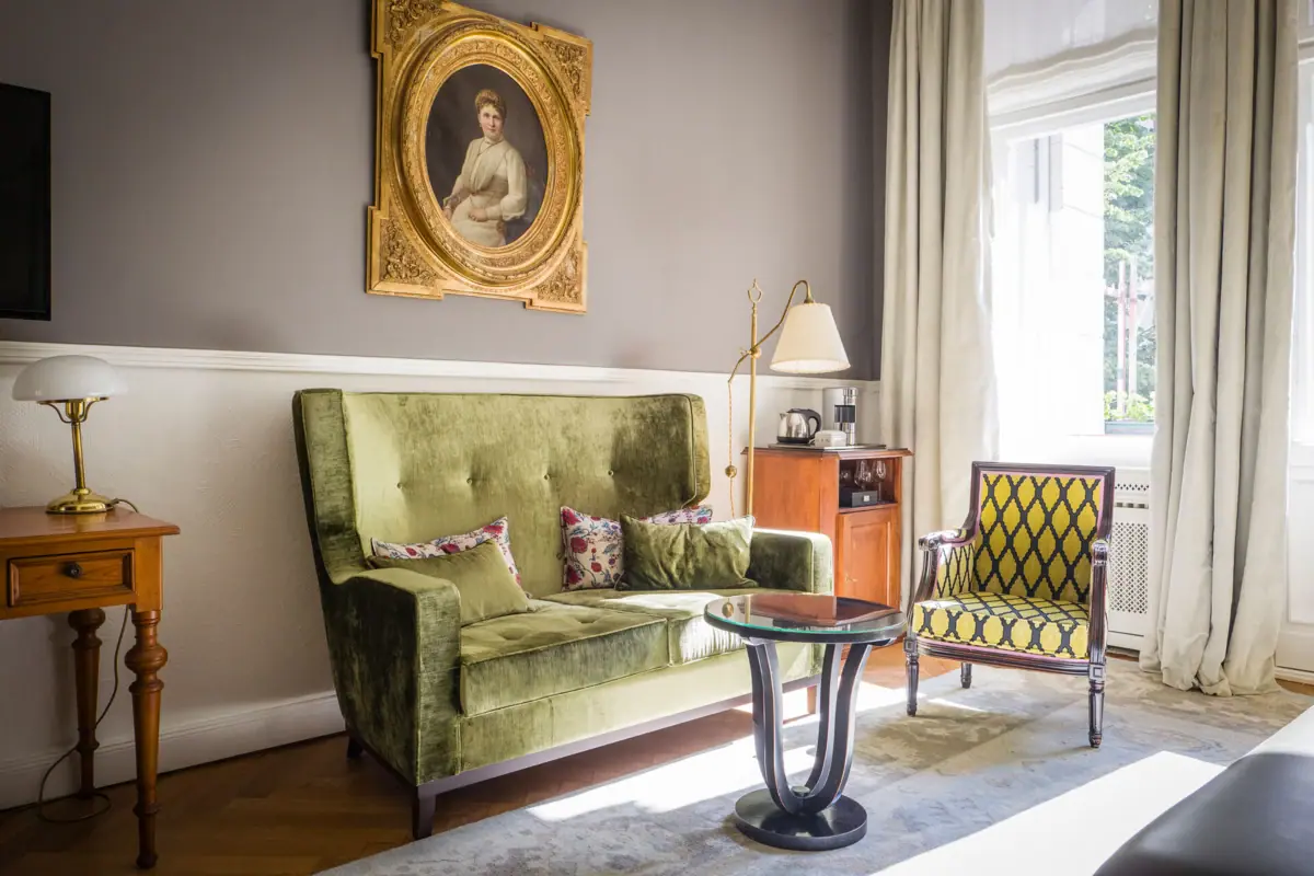HENRI Berlin Room Living room with couch and coffee table.