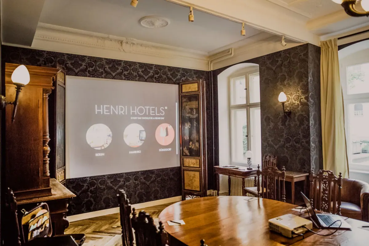 HENRI Berlin conference room A room with canvas and furniture.