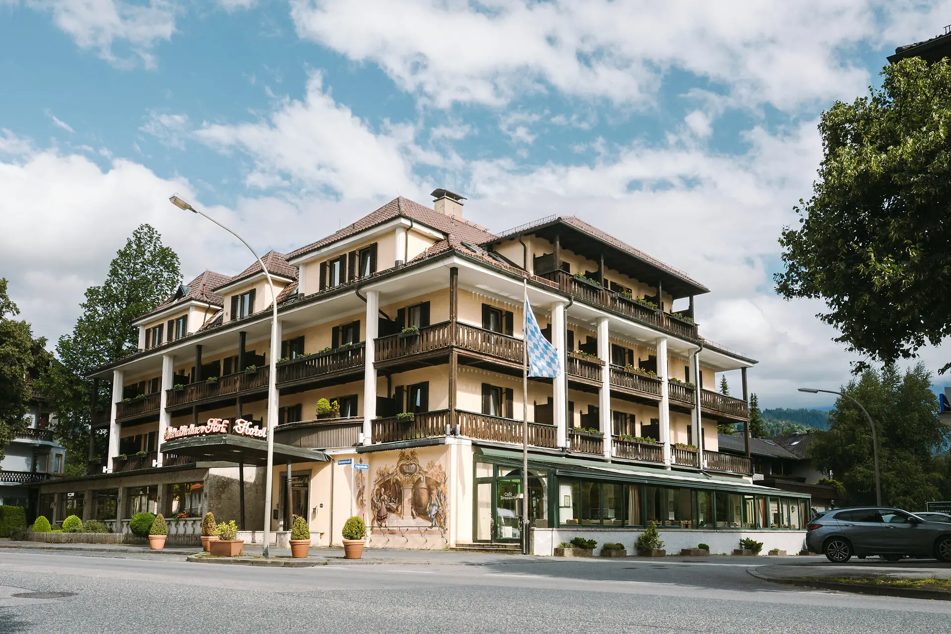 Exterior view of the HENRI Hotel Garmisch-Partenkirchen Exterior view of HENRI Hotel Garmisch-Partenkirchen with trees and a road.