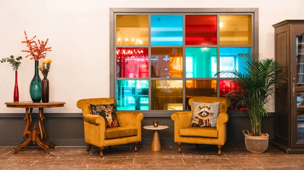 Lobby A room with two chairs and a table.