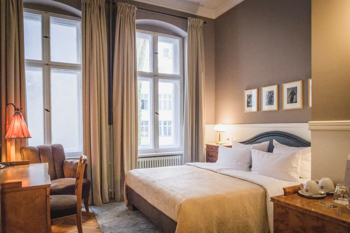 HENRI Berlin Bogota 1923 A bedroom with a bed and chairs.