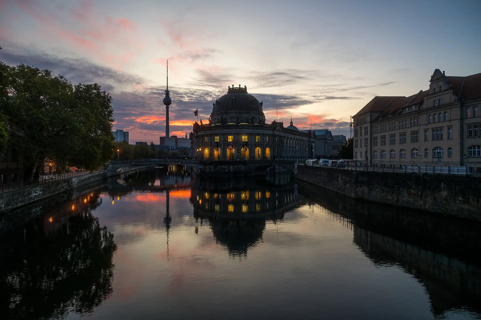HENRI Berlin Museumsinsel Weitwineklige Aufnahme der Berliner Museumsinsel bei Abenddämmerung.