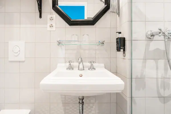 HENRI Hotel Berlin bathroom sink Bathroom with mirror and washbasin