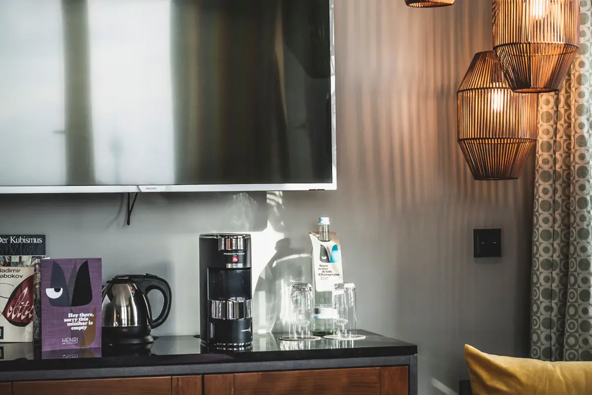 Rooms at the HENRI Hotel Düsseldorf A television on the wall.