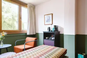 Hotel rooms at the HENRI Hotel Garmisch-Partenkirchen An in-room bar with coffee and tea station in the Chambre at the HENRI Hotel Garmisch-Partenkirchen.