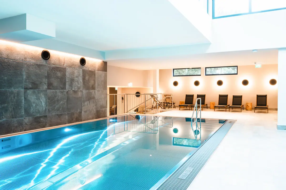 Pool with loungers Heated indoor pool at the HENRI SPA Kitzbühel - 5 × 10 metres