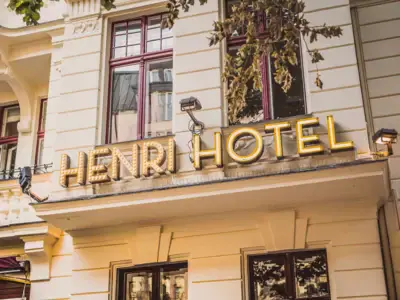 henri-hotel-ber-lettering Illuminated lettering Henri Hotel Berlin by day