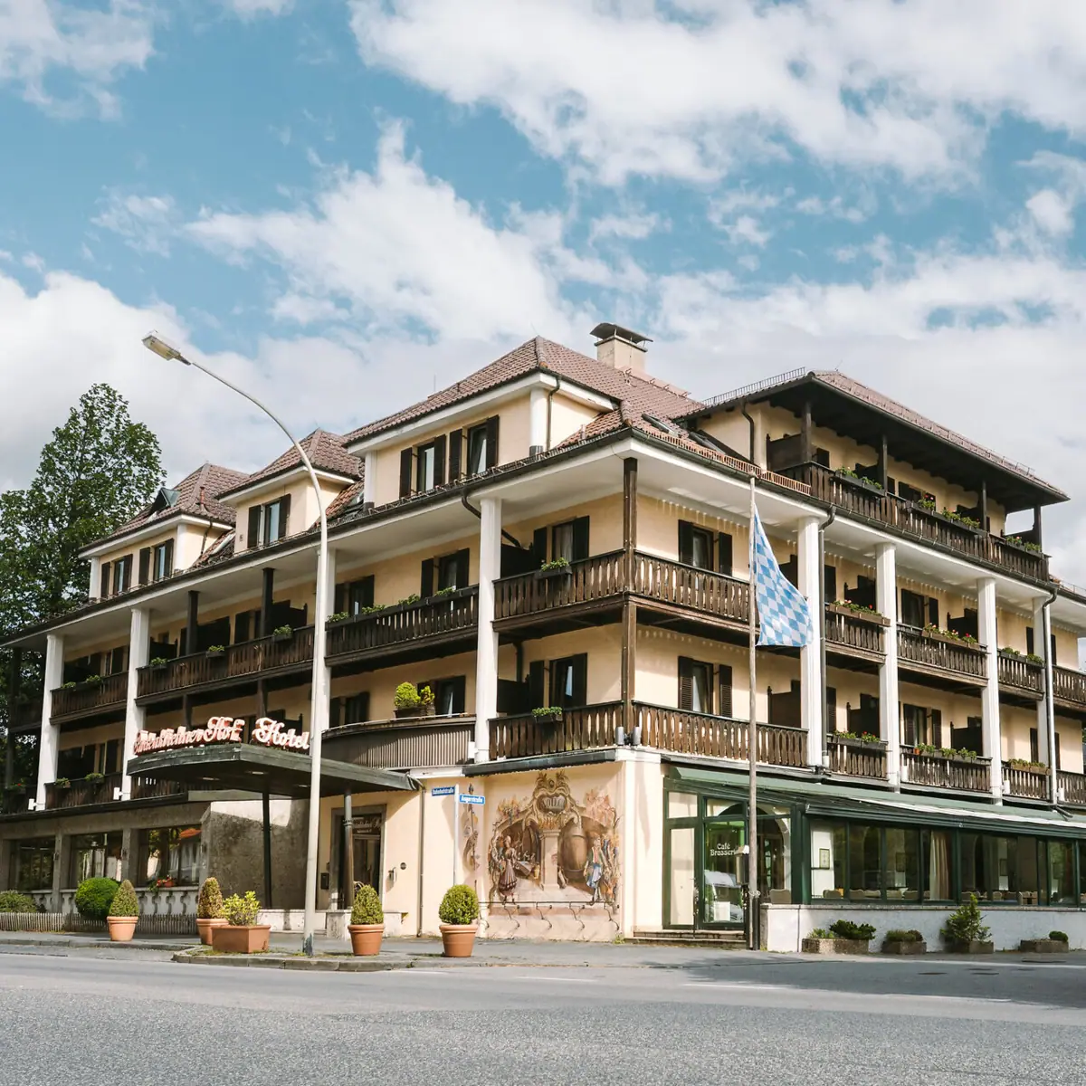 HENRI Garmisch-Partenkirchen A building with many balconies and a flag.