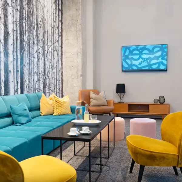 Cowking Space Hamburg A room with a couch and a coffee table.