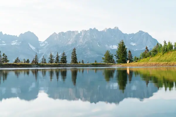 Astbergsee with trees and mountains in the background