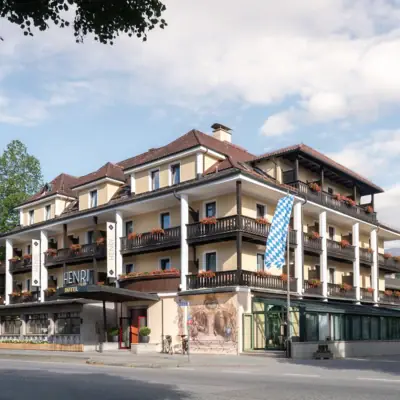 HENRI Garmisch-Partenkirchen A building with lots of balconies.