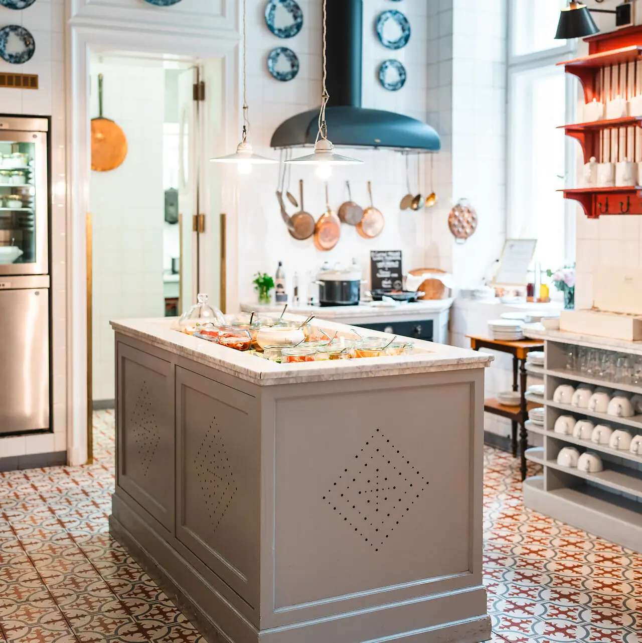 HENRI Berlin cooking island A kitchen with a large cooking island.