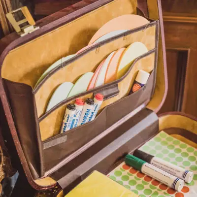 HENRI Berlin presentation case Briefcase with markers and paper.