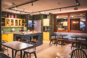 Breakfast at HENRI Düsseldorf A room with tables and chairs.