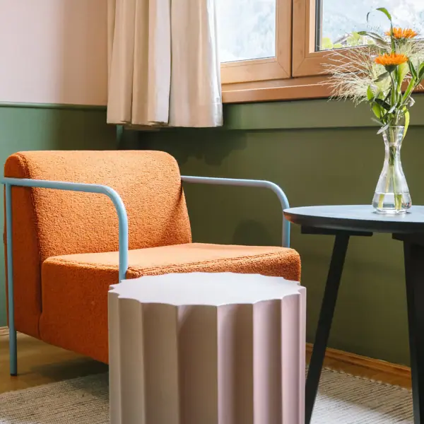 Sitting area HENRI Garmisch-Partenkirchen A chair and a table in one room.