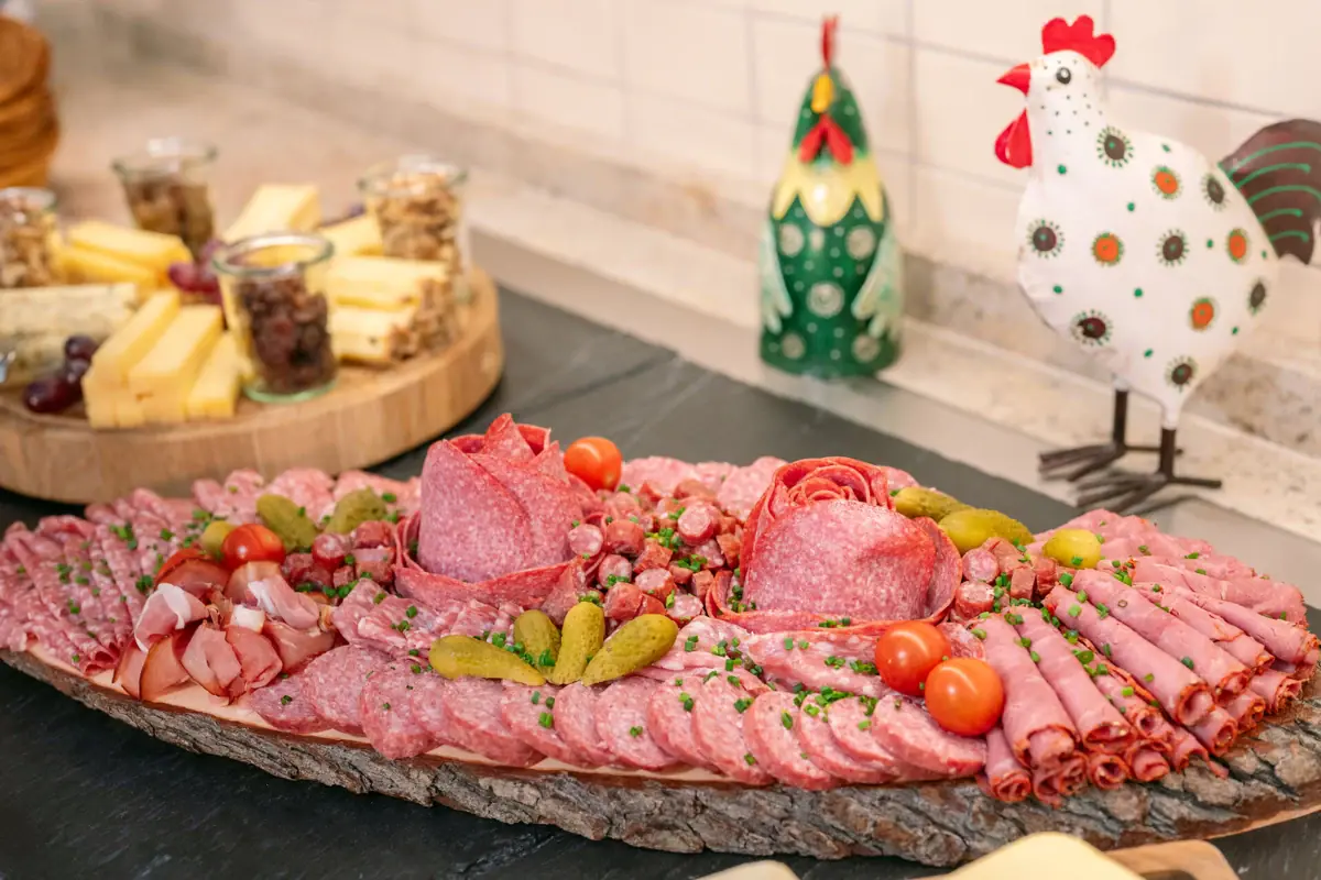 Sausage platter A platter of meat and vegetables.