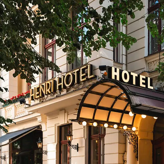 HENRI Hotel entrance The letters HERNI HOTEL are written on one of the buildings.