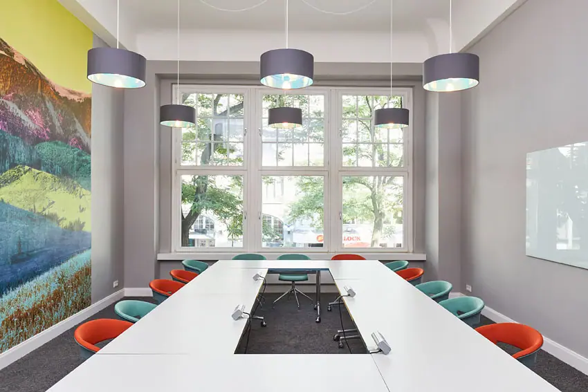 Beehive Space in Hamburg A coworking space with a table and chairs.