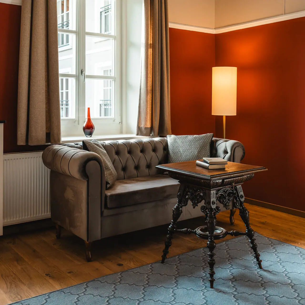 Sitting area in Haus Kaiser Couch and table in a stylishly furnished room.