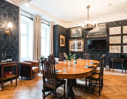 HENRI Berlin Conference Room A room with a table and chairs.