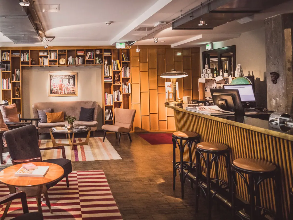 HENRI Hamburg Bar & Reception Wooden counter at the HENRI Hotel Hamburg