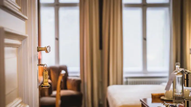 HENRI Berlin room entrance A door with a key in the lock.