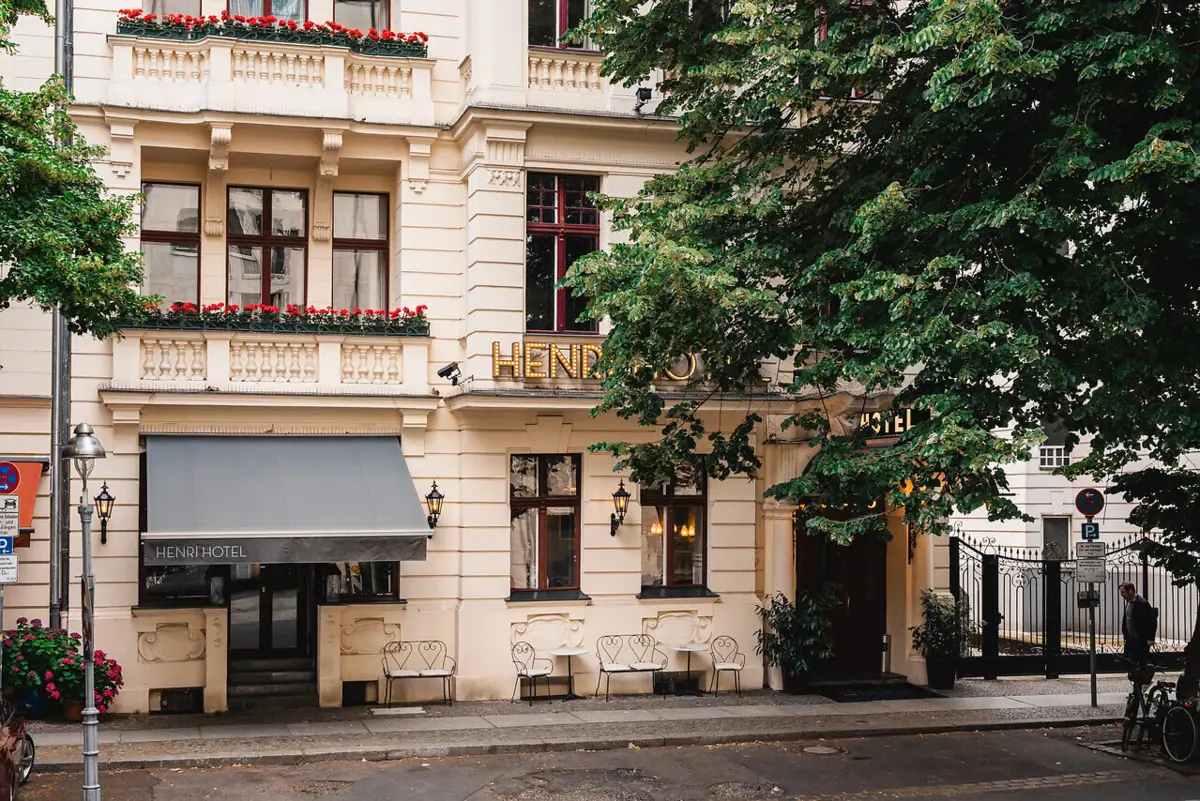 HENRI Berlin House A building with windows and surrounding trees.