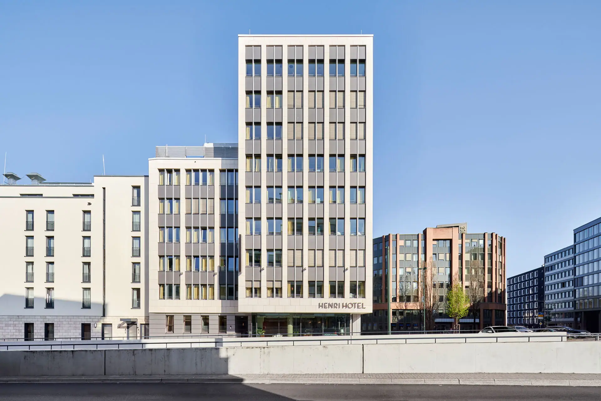 HENRI Düsseldorf A building with many windows against a clear sky.