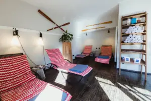 Loungers in the wellness area at HENRI Hamburg A room with chairs and a shelf.