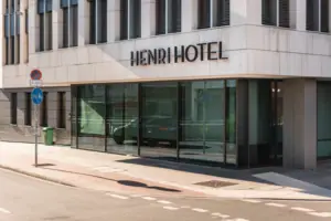 HENRI Düsseldorf A building with glass windows and a modern facade.