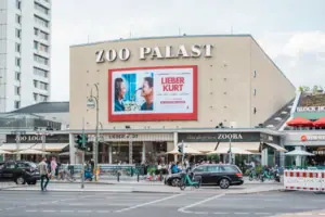 Kino Zoo Palast Berlin Charlottenburg am Ku'damm Die markante Fassade des historischen Zoo Palast Kinos in Berlin bei Tag mit aktueller Filmwerbung und Stadtverkehr im Vordergrund