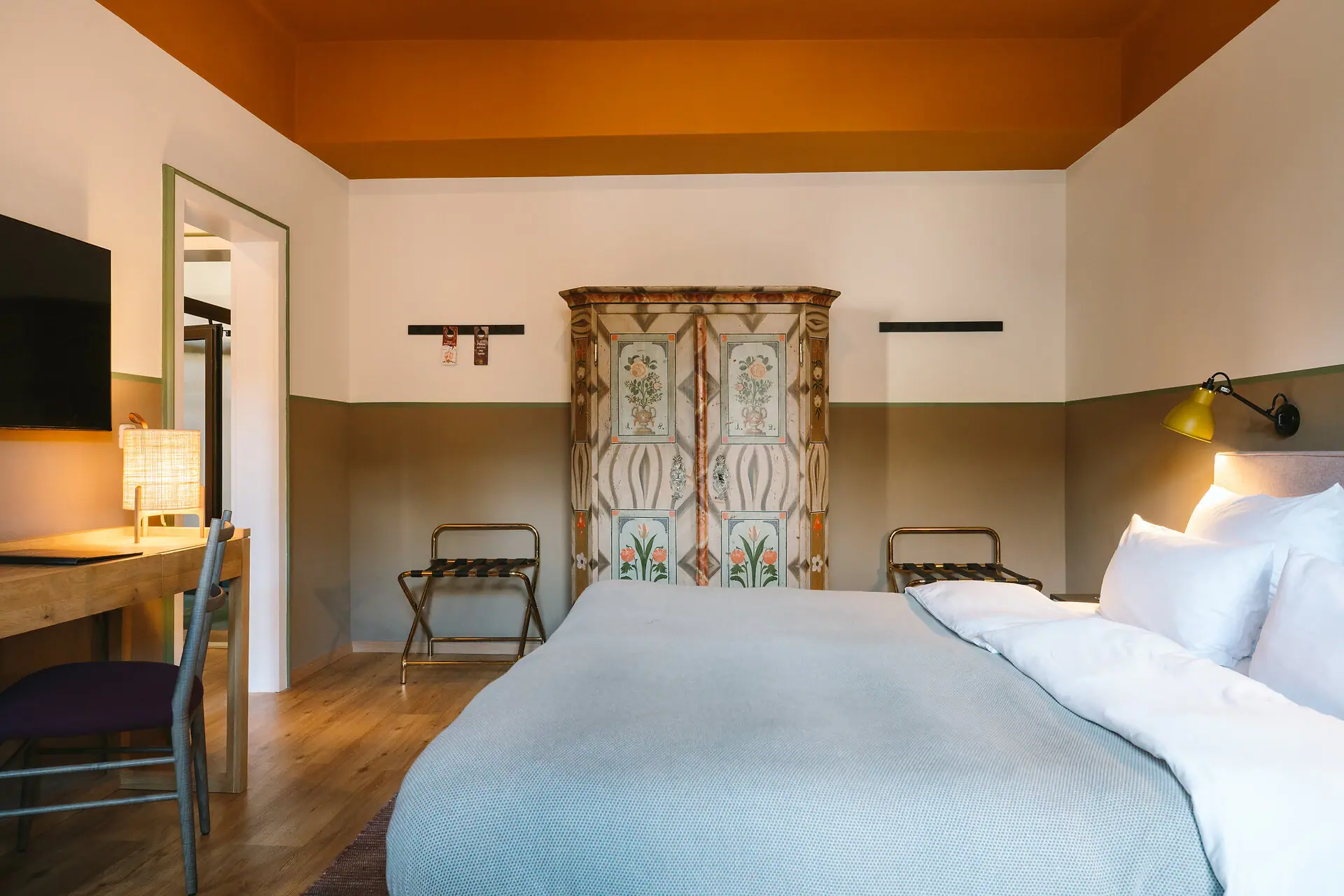 Hotel rooms at the HENRI Hotel Garmisch-Partenkirchen A bed in a hotel room at the HENRI Hotel Garmisch-Partenkirchen with a stylish interior.