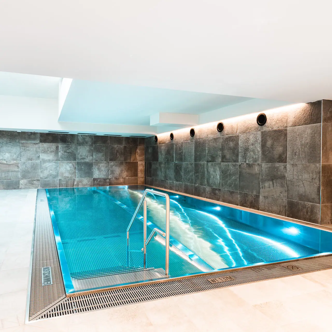 Indoor swimming pool at the HENRI Kitzbühel An indoor swimming pool in one room.