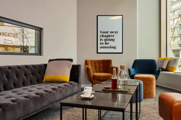 Beehive Düsseldorf A room with a sofa and a coffee table.