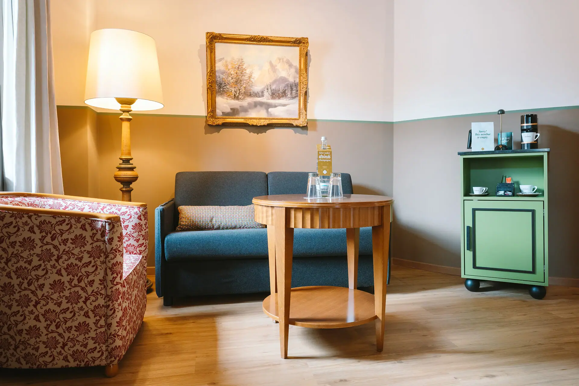 Sitting area HENRI Hotel Garmisch-Partenkirchen Sitting area HENRI Hotel Garmisch-Partenkirchen with a sofa and a table.