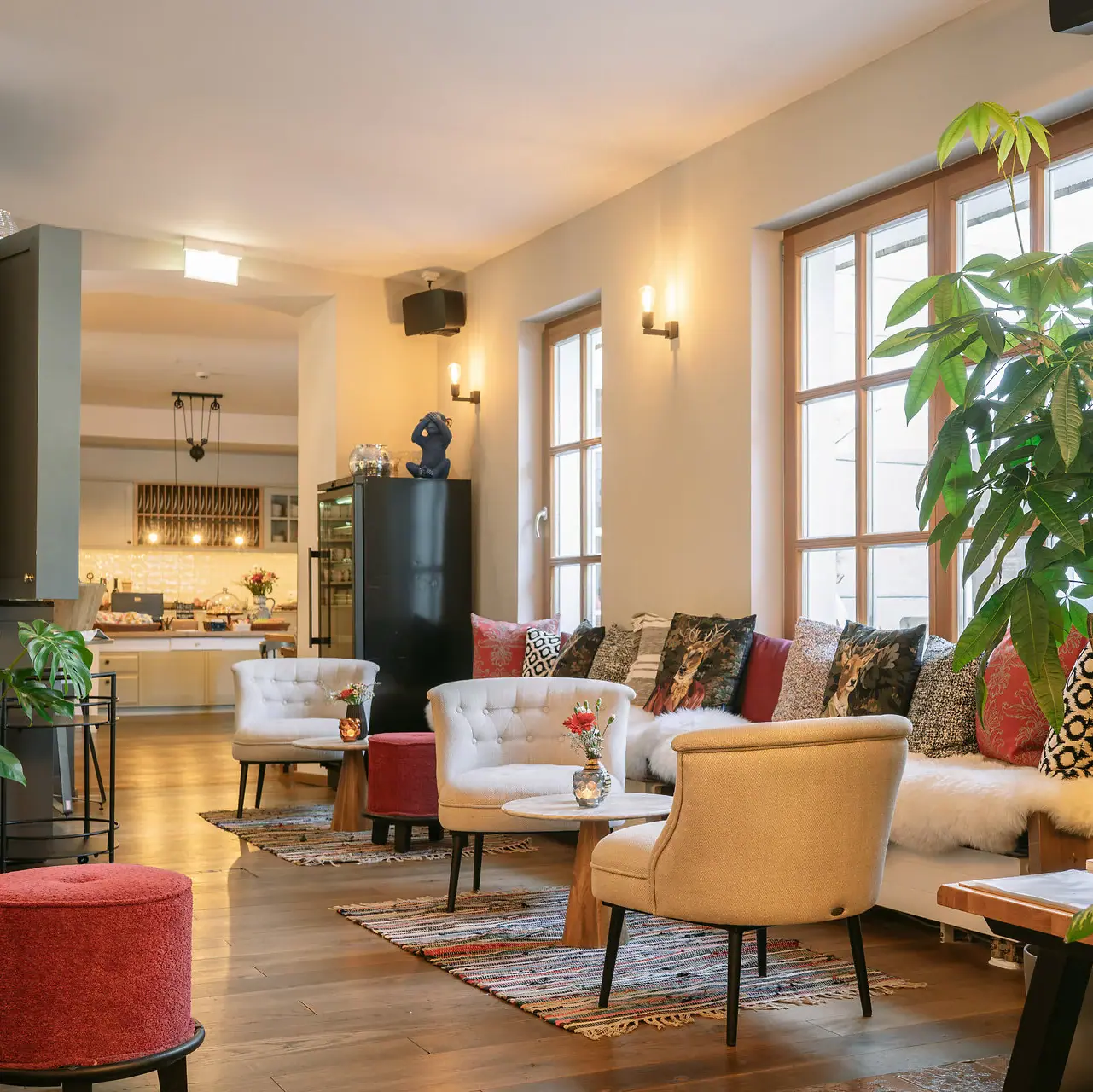 Lounge and bar at the HENRI Kitzbühel A room with a couch, chairs and a coffee table.