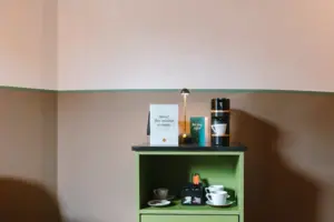 Hotel room cabinet at the HENRI Hotel Garmisch-Partenkirchen A room bar in a hotel room at the HENRI Hotel in Garmisch-Partenkirchen with a coffee and tea station.