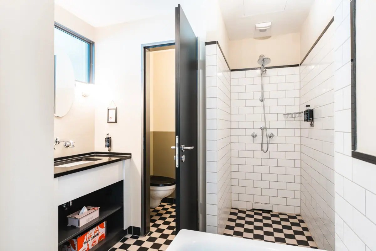 Bathroom at the HENRI Hotel Hamburg A bathroom with washbasin and shower.