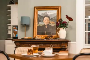 HENRI Kitzbühel Gemälde einer Frau auf einem Tisch