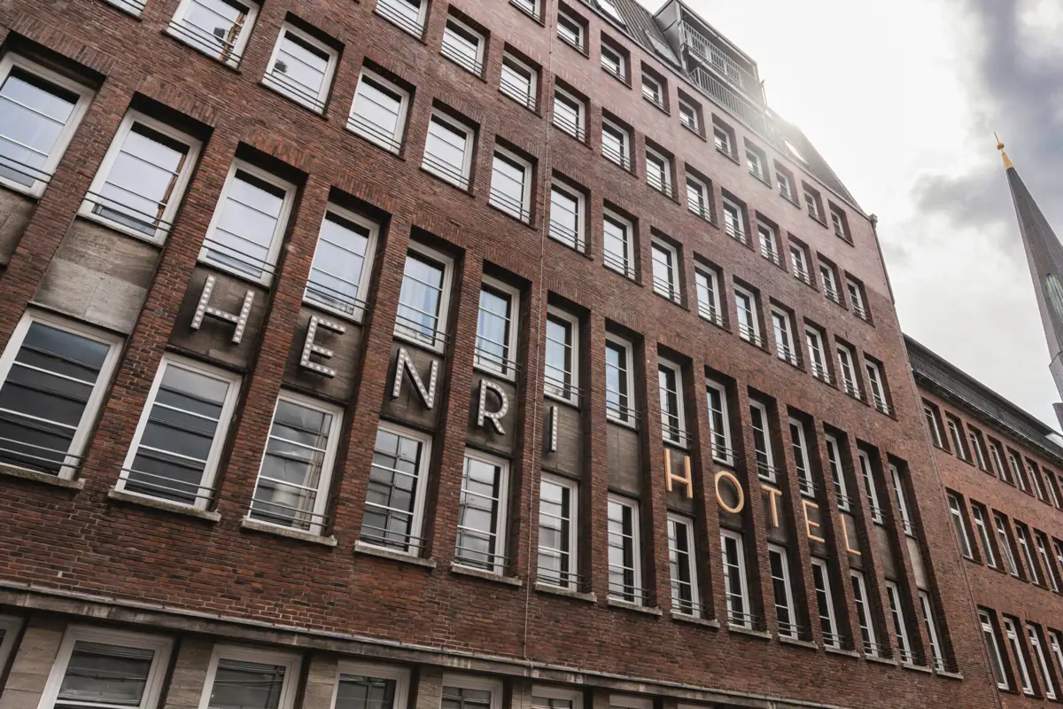 Exterior facade of the HENRI Hotel Hamburg A building with many windows.