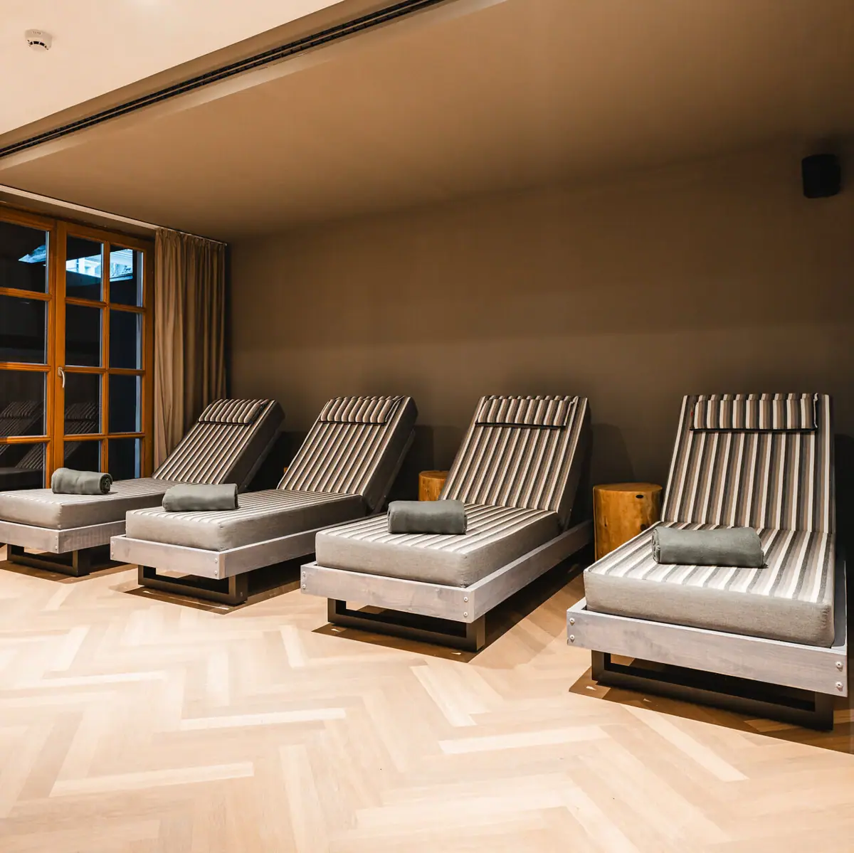 Oasis of peace at the HENRI Hotel Kitzbühel A group of deckchairs in a room.