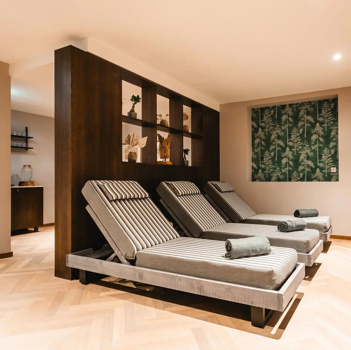 Relaxation room at the HENRI Hotel Kitzbühel A room with armchairs and an interior wall.