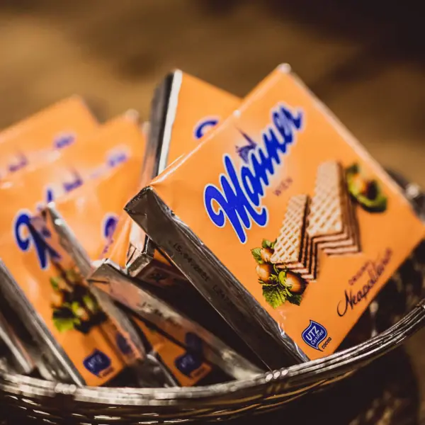 Manner wafers A basket of snacks in a bowl.