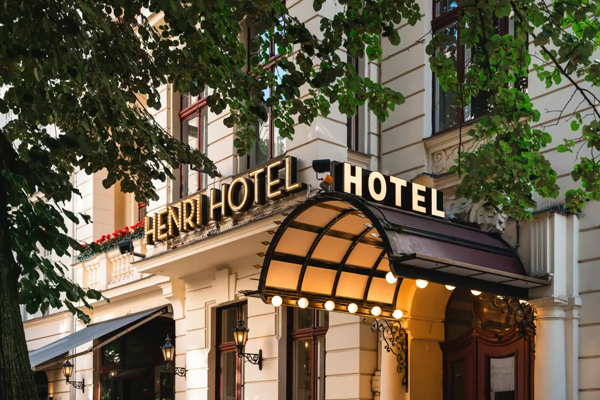HENRI Berlin Entrance Hotel entrance at night with lighting