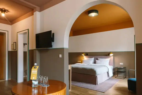 Hotel rooms at the HENRI Hotel Garmisch-Partenkirchen Hotel room at the HENRI Hotel Garmisch-Partenkirchen with a bed and a TV.