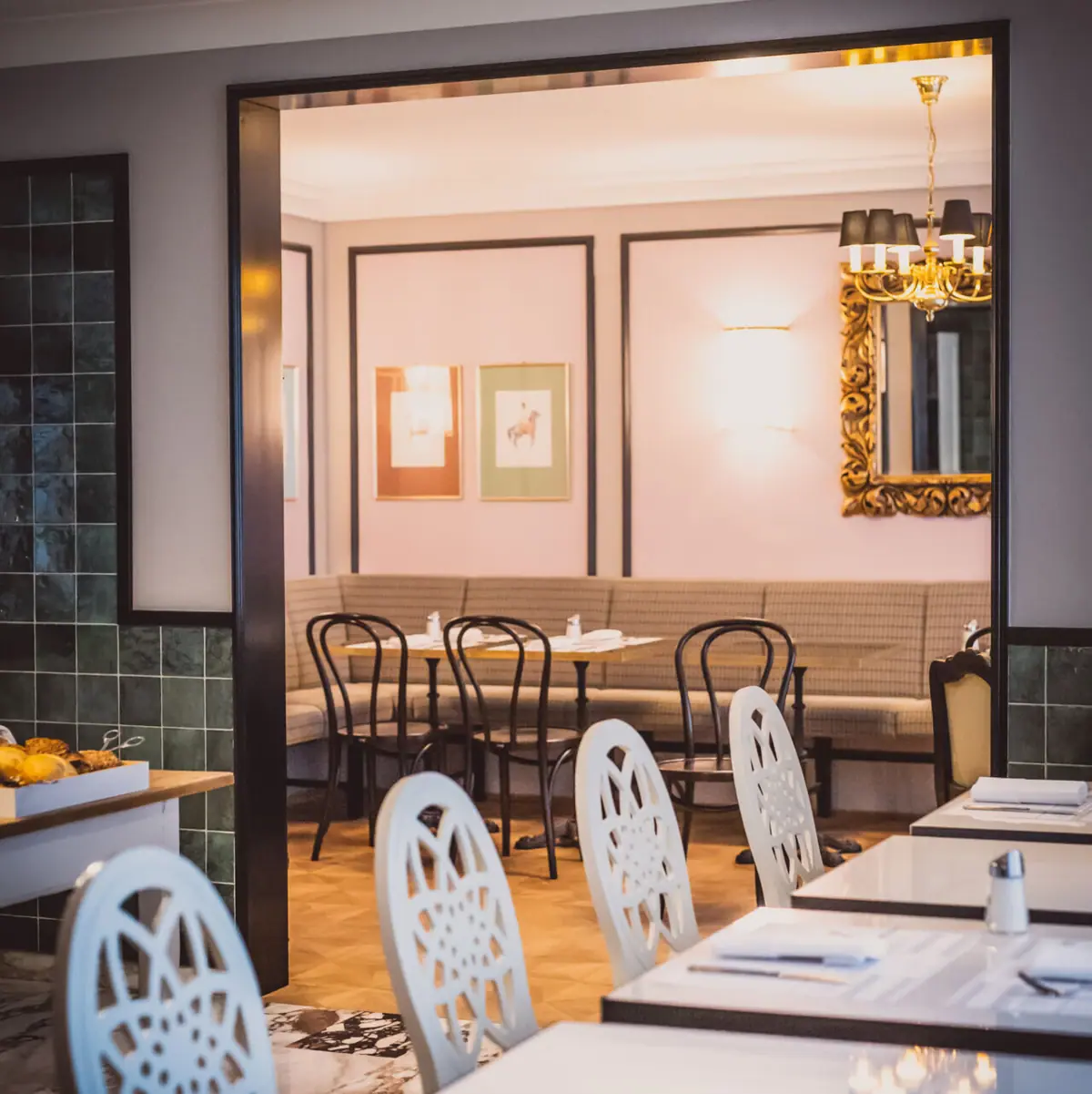 HENRI Vienna House Kitchen A room with tables and chairs.