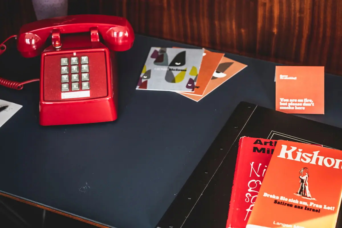 Rooms at the HENRI Hotel Düsseldorf Red telephone on a table