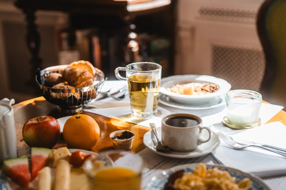 HENRI Berlin Breakfast A table with food and drinks.