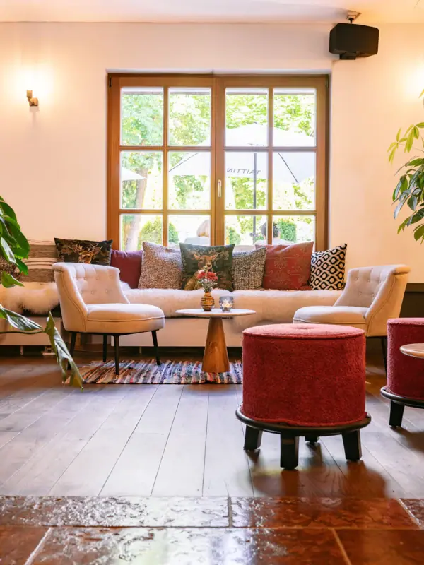 Cosy seating area in the HENRI Kitzbühel Living room with sofas and armchairs.